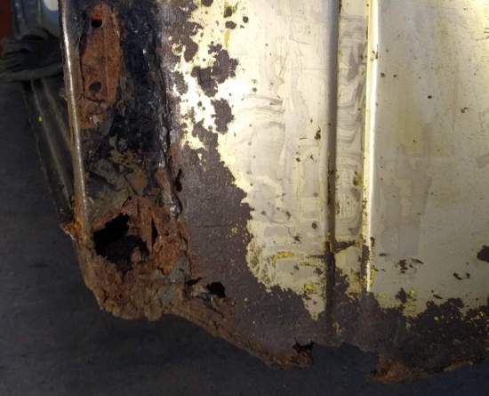 Austin Mini City corrosion on inner wing/bulkhead around the windscreen scuttle.